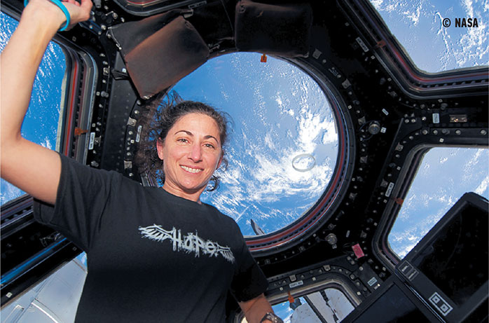 Назад на Землю. Что мне открыла жизнь в космосе о нашей родной планете и о миссии по защите Земли Назад на Землю. Что мне открыла жизнь в космосе о нашей родной планете и о миссии по защите Земли