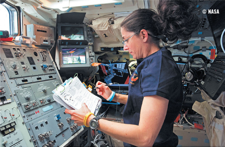 Назад на Землю. Что мне открыла жизнь в космосе о нашей родной планете и о миссии по защите Земли Назад на Землю. Что мне открыла жизнь в космосе о нашей родной планете и о миссии по защите Земли