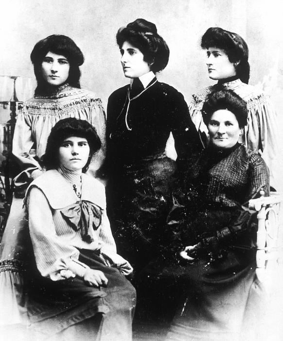 Елена Рубинштейн. Женщина, сотворившая красоту Елена Рубинштейн. Женщина, сотворившая красоту