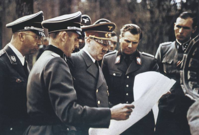 Темная харизма Адольфа Гитлера. Ведущий миллионы в пропасть Темная харизма Адольфа Гитлера. Ведущий миллионы в пропасть