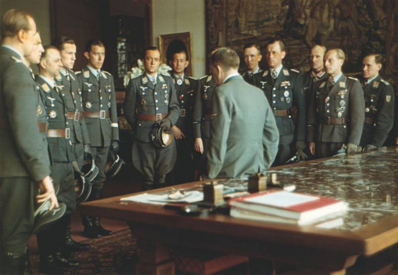 Темная харизма Адольфа Гитлера. Ведущий миллионы в пропасть Темная харизма Адольфа Гитлера. Ведущий миллионы в пропасть