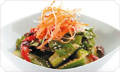 Холодные и теплые салаты. Мясные, рыбные, овощные, корейские, постные + 50 салатных заправок