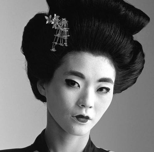 300 рецептов ухода за кожей. Маски. Пилинг. Лифтинг. Против морщин и угрей. Против целлюлита и рубцов 300 рецептов ухода за кожей. Маски. Пилинг. Лифтинг. Против морщин и угрей. Против целлюлита и рубцов