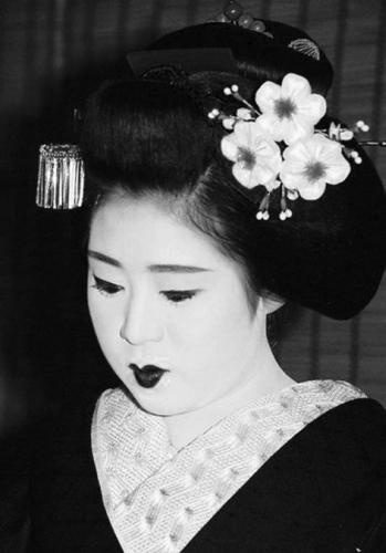 300 рецептов ухода за кожей. Маски. Пилинг. Лифтинг. Против морщин и угрей. Против целлюлита и рубцов 300 рецептов ухода за кожей. Маски. Пилинг. Лифтинг. Против морщин и угрей. Против целлюлита и рубцов