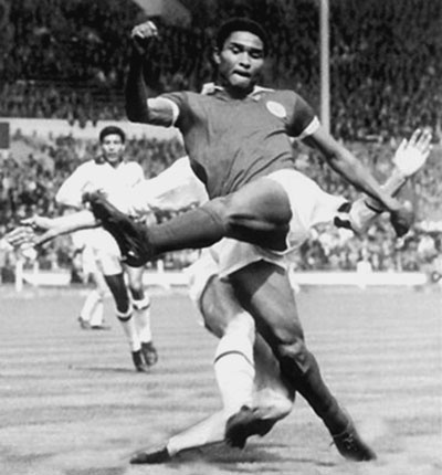 100 великих футбольных матчей