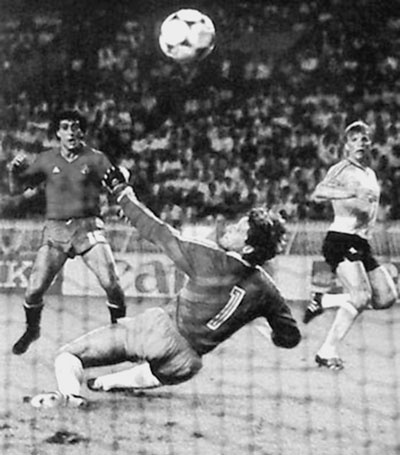 100 великих футбольных матчей