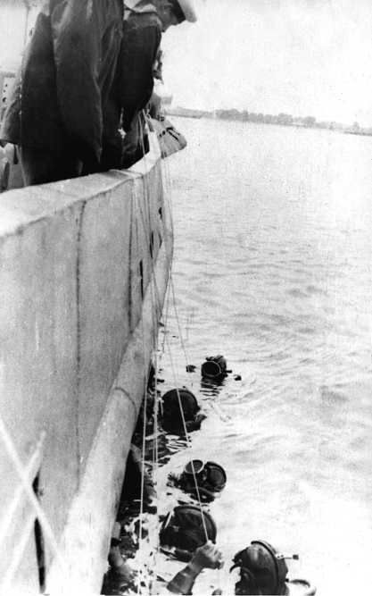 Морские дьяволы. Из жизни водолазов-разведчиков Балтийского флота ВМФ Морские дьяволы. Из жизни водолазов-разведчиков Балтийского флота ВМФ