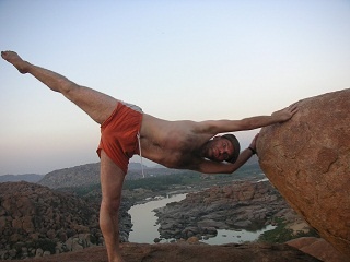 Практика хатха-йоги. Ученик перед стеной