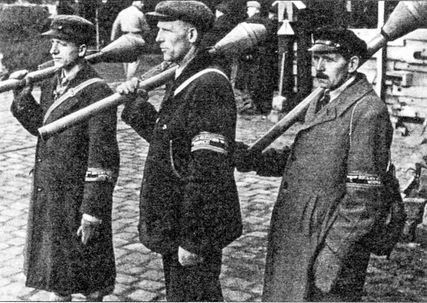 У стен Берлина