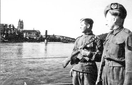 У стен Берлина У стен Берлина