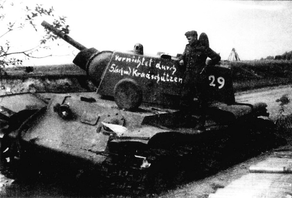 Тяжёлый танк КВ в бою Тяжёлый танк КВ в бою