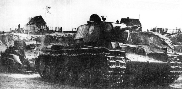 Тяжёлый танк КВ в бою Тяжёлый танк КВ в бою
