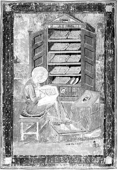 Книга на книжной полке