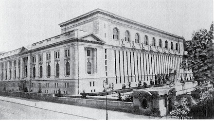 Книга на книжной полке