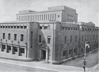 Книга на книжной полке