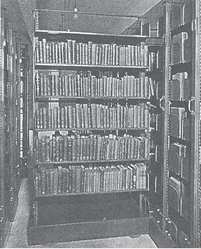 Книга на книжной полке